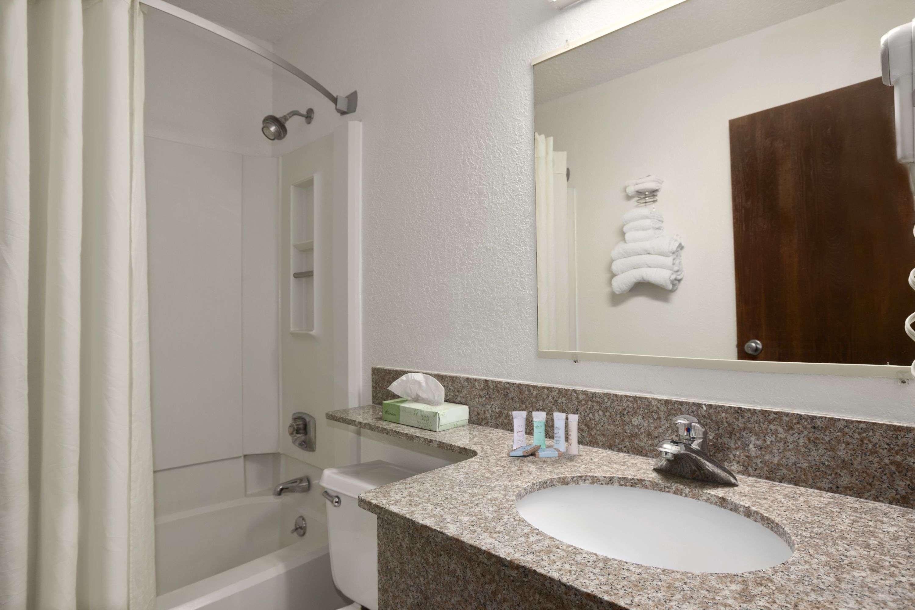 Travelodge By Wyndham Muskegon Esterno foto