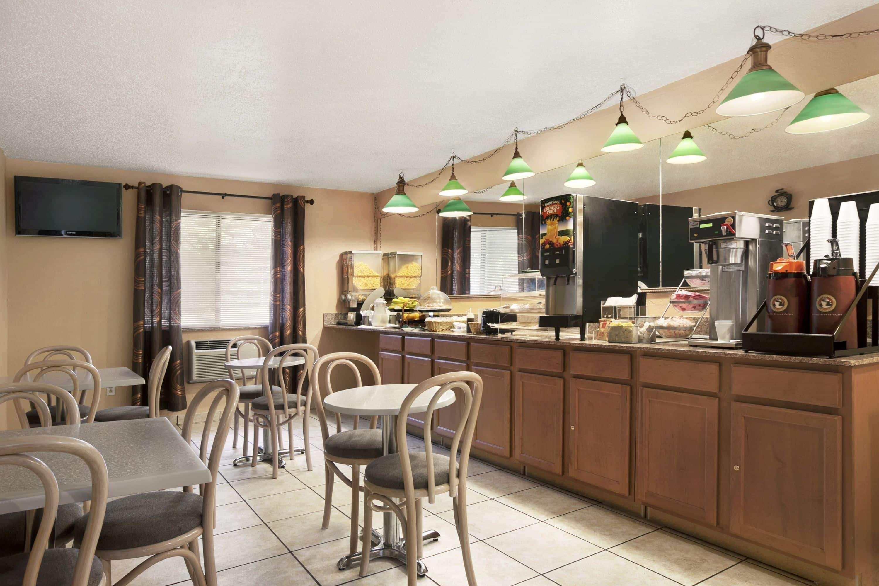 Travelodge By Wyndham Muskegon Esterno foto