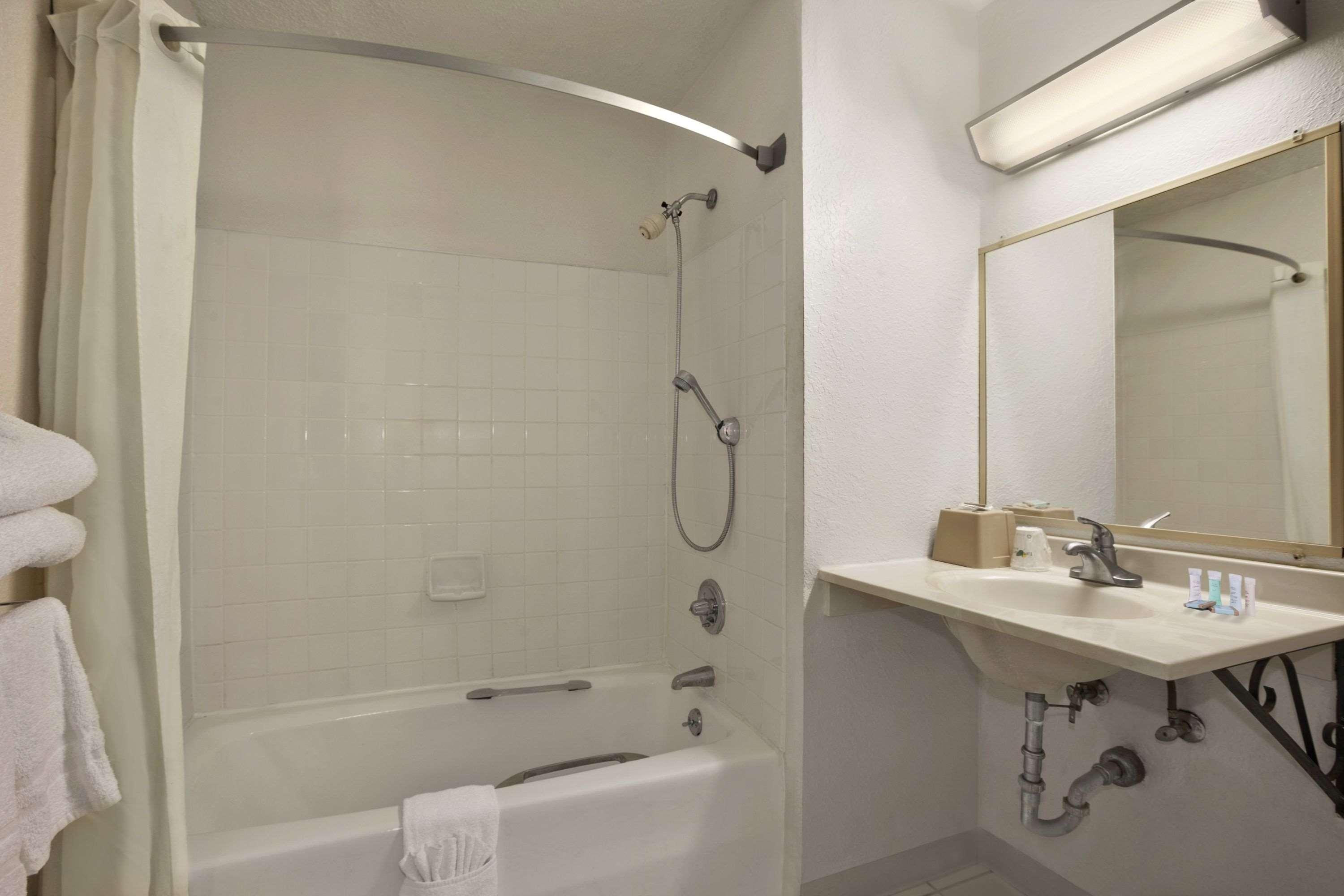 Travelodge By Wyndham Muskegon Esterno foto