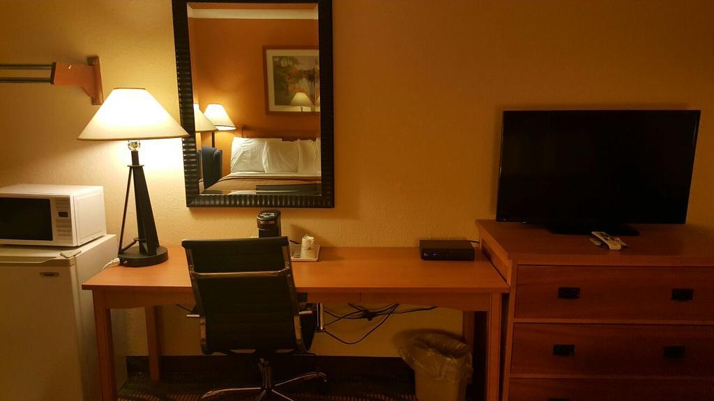 Travelodge By Wyndham Muskegon Esterno foto