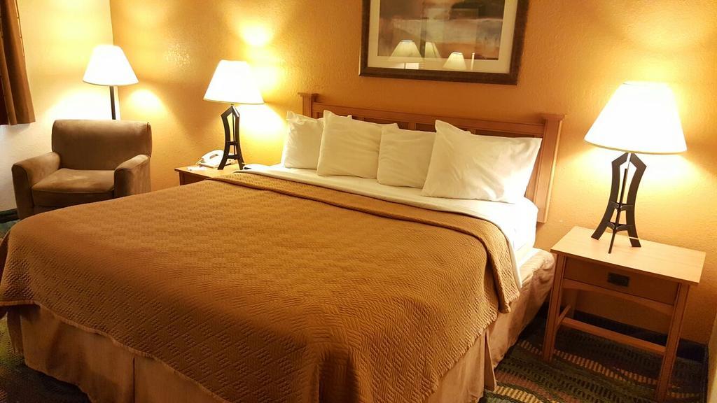 Travelodge By Wyndham Muskegon Esterno foto