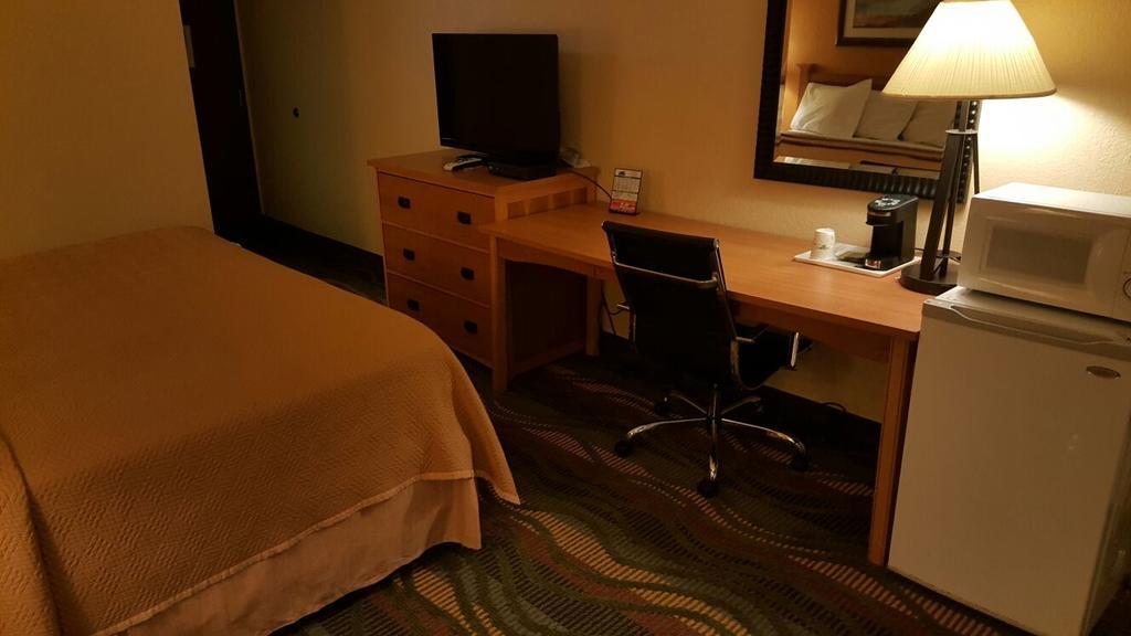 Travelodge By Wyndham Muskegon Esterno foto