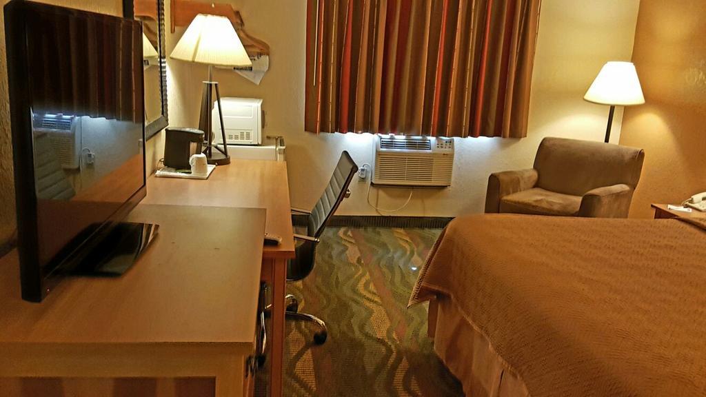 Travelodge By Wyndham Muskegon Esterno foto