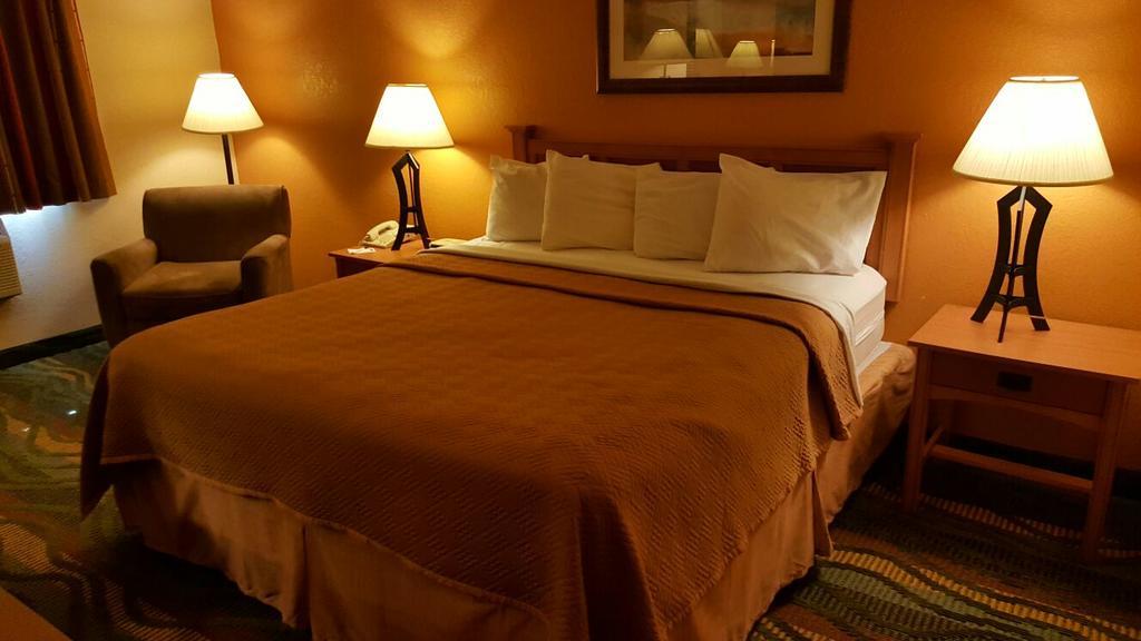Travelodge By Wyndham Muskegon Esterno foto