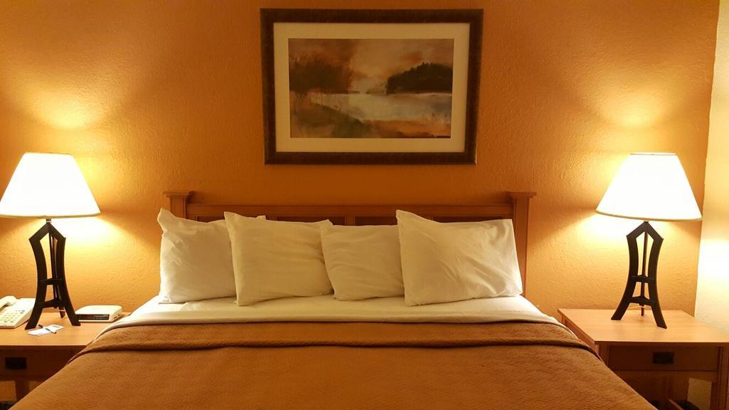 Travelodge By Wyndham Muskegon Esterno foto
