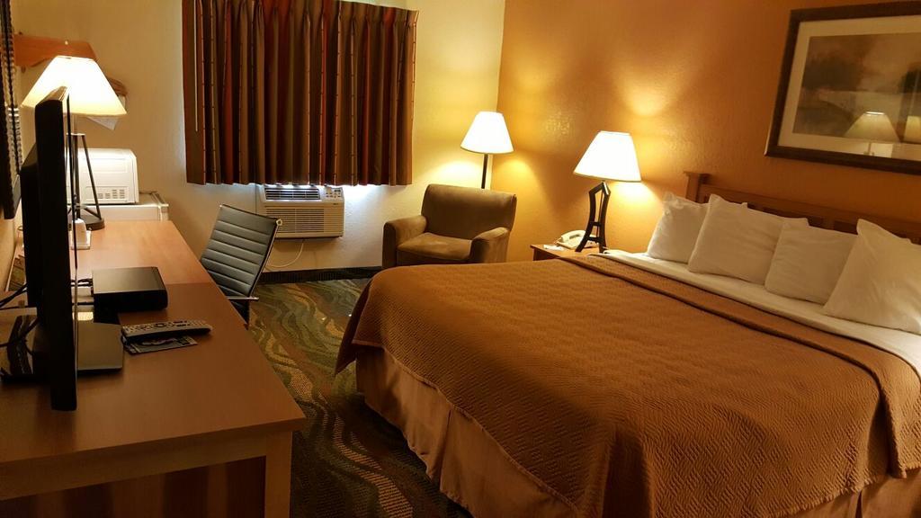 Travelodge By Wyndham Muskegon Esterno foto