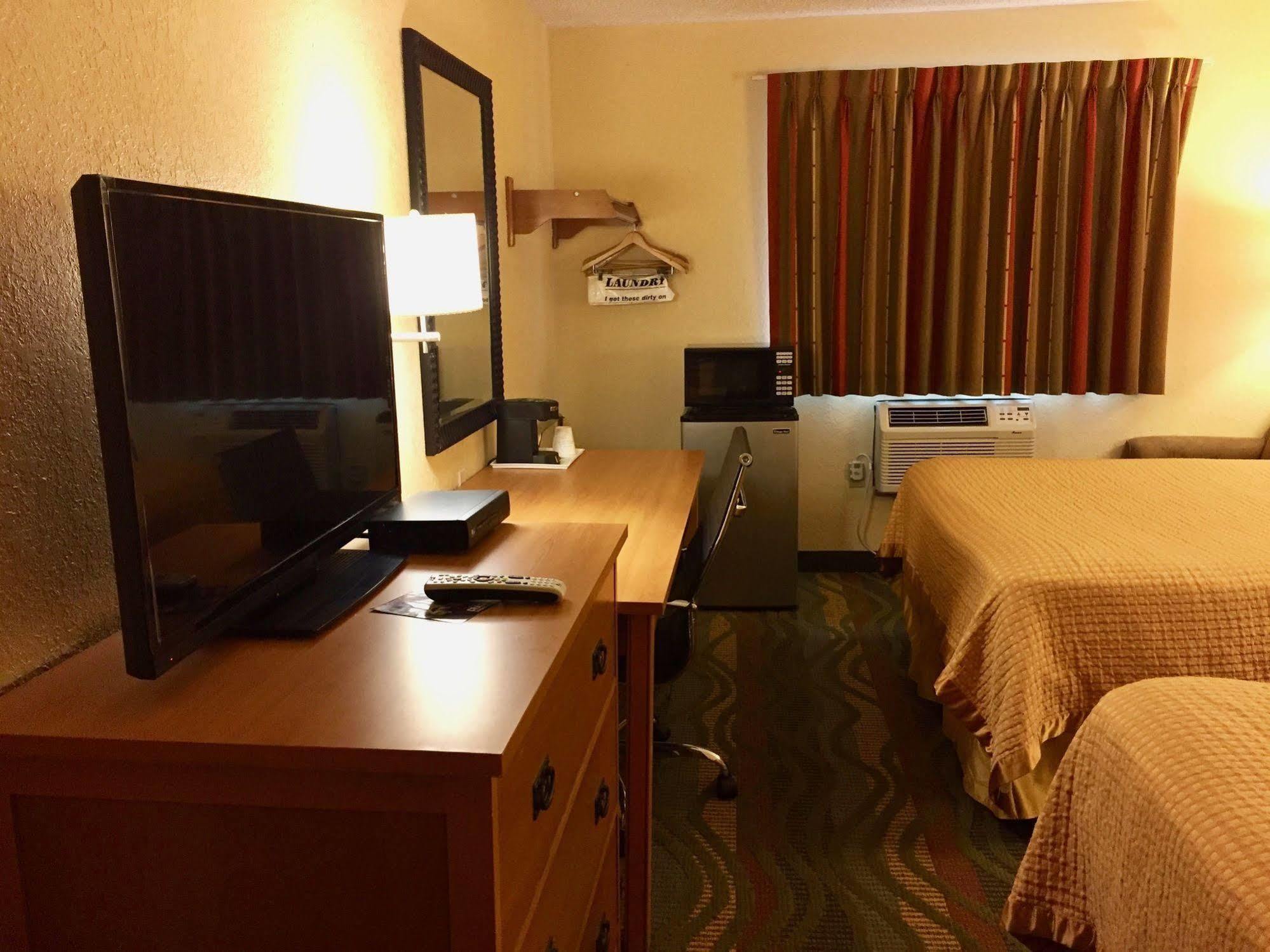 Travelodge By Wyndham Muskegon Esterno foto