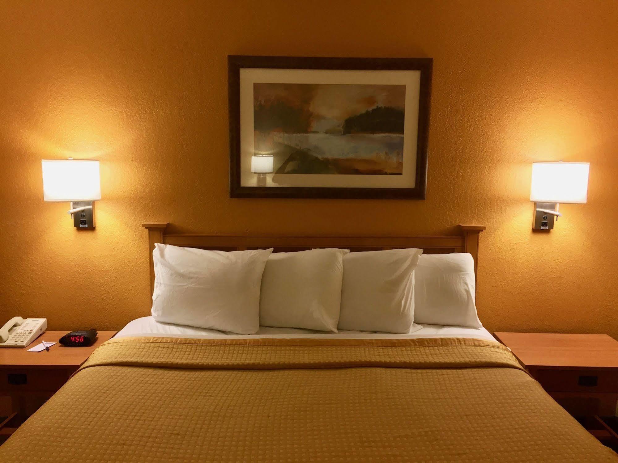 Travelodge By Wyndham Muskegon Esterno foto