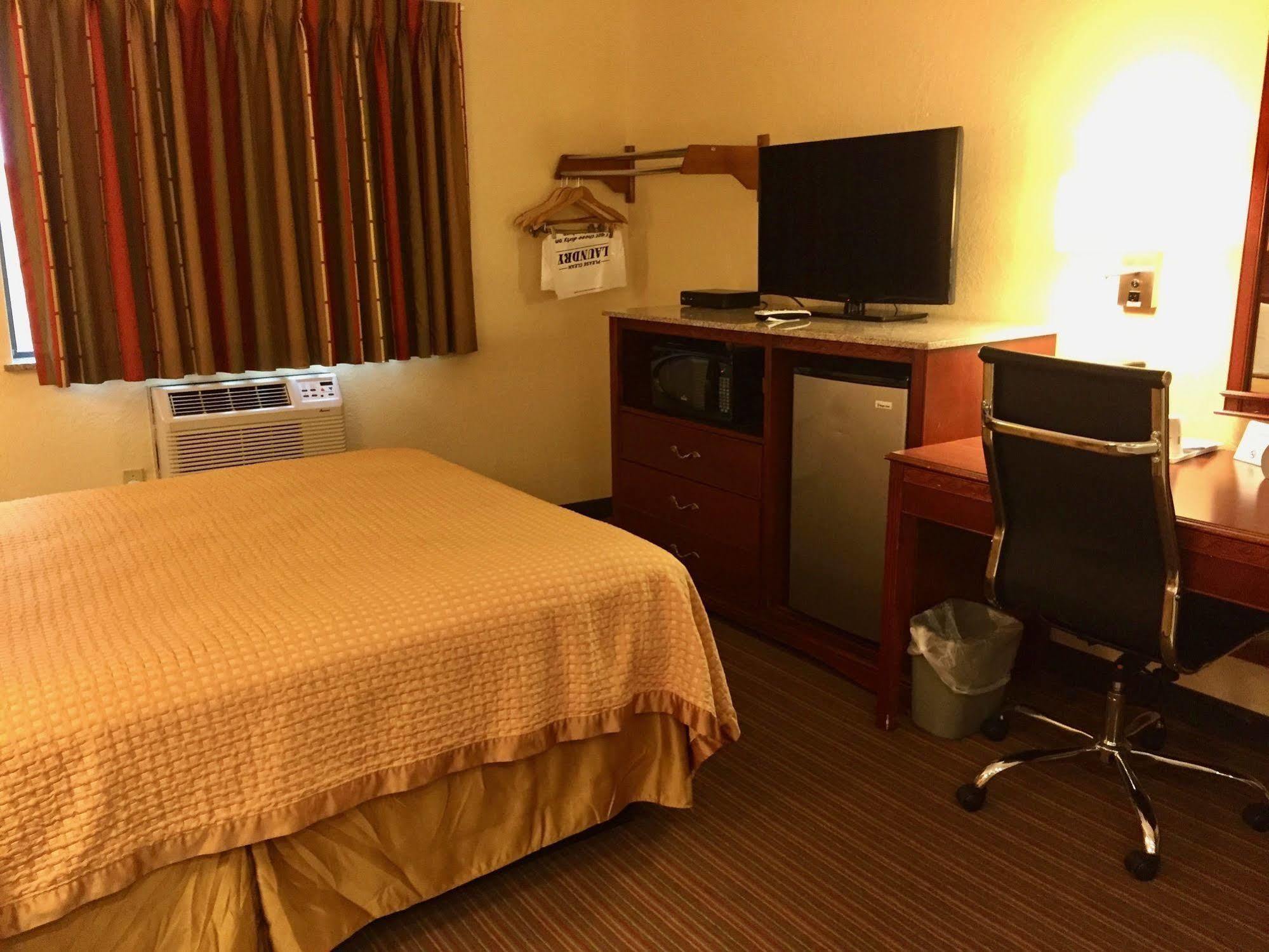 Travelodge By Wyndham Muskegon Esterno foto