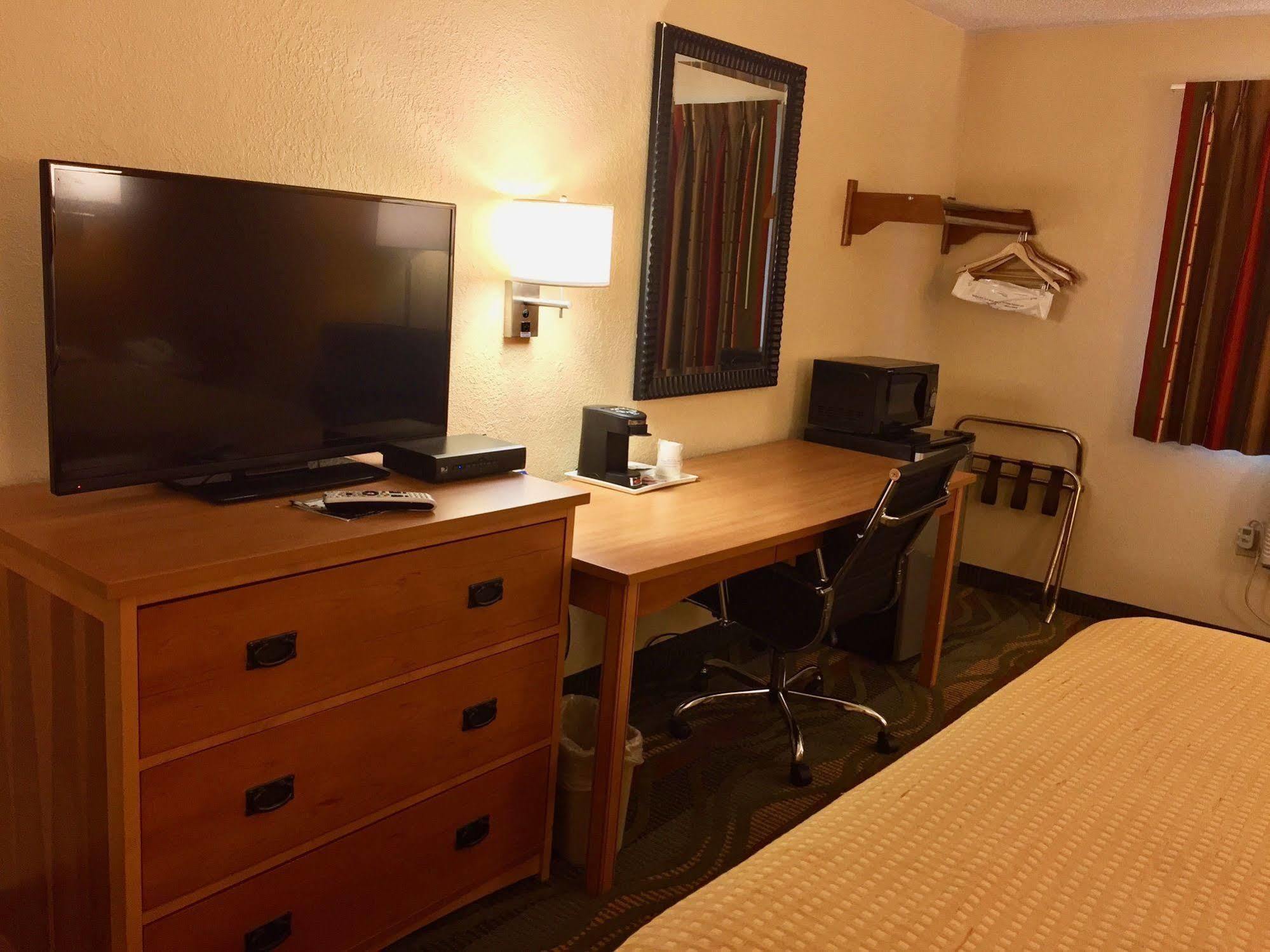 Travelodge By Wyndham Muskegon Esterno foto