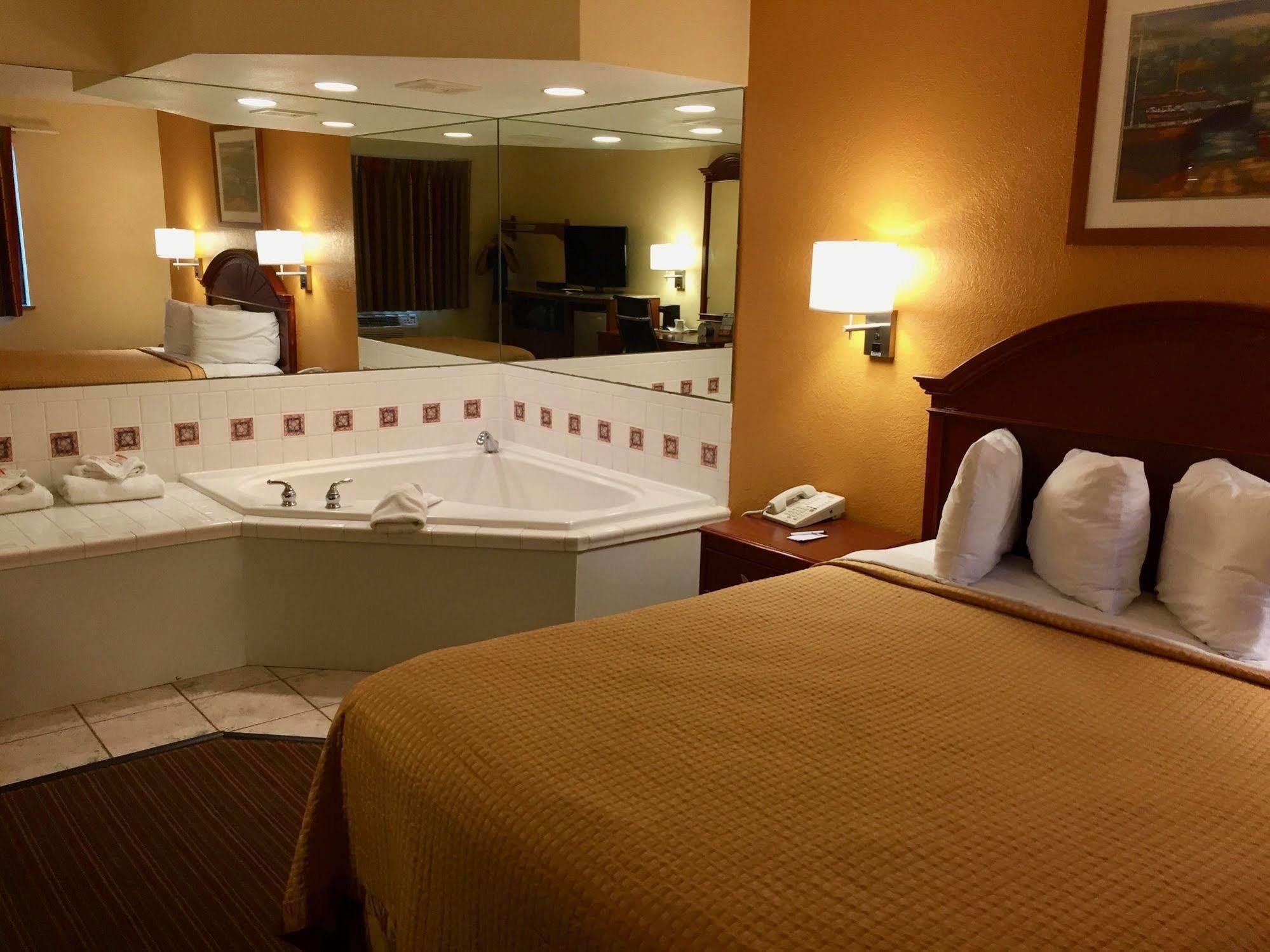 Travelodge By Wyndham Muskegon Esterno foto